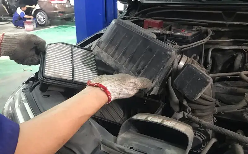 thay lọc gió động cơ ô tô